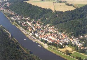 Bad Schandau. Elbe und Stadtzentrum mit Stadtkirche Johannes der Täufer. Luftbild-Schrägaufnahme von Südost