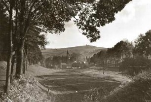 Erzgebirge. Der Schwartenberg, östlich von Olbernhau. Blick von Norden. In der Mitte Schloss Purschenstein