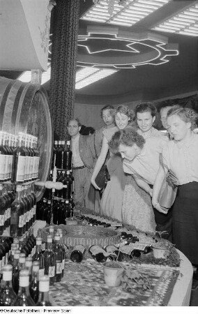 Alkoholika der bulgarischen Sektion auf der Leipziger Herbstmesse 1954