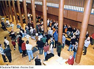 Besucher im Freihandbereich (Ebene -2)