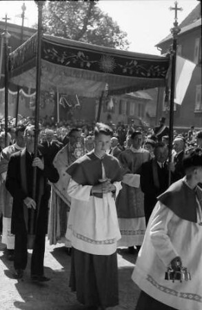 Freiburg; St. Georgen: St. Georgsritt; Pfarrer unter Baldachin