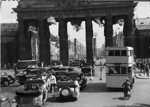 Berlin: Brandenburger Tor (rechts "A" Autobus); Tor oben angeschnitten