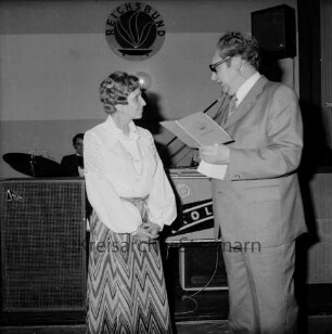 Reichsbund der Kriegsopfer, Behinderten, Sozialrentner und Hinterbliebenen: Ortsgruppe Bad Oldesloe: Frühlingsfest: Hotel Oldesloer Hof: Saal: Ehrung eines Mitglieds: 19. April 1975