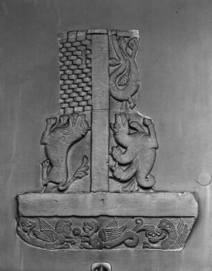 3. Pfeiler von Westen, Nordseite; Kämpfer und Rest der ornamentierten Arkadenrahmung: Sirenen, Löwe, Drachen-