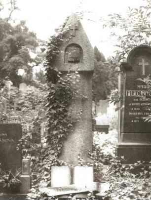 Grabmal für den Schriftsteller Eduard Bass : Grabmal für den Schriftsteller Eduard Bass. Stein, Schmiedeeisen. Prag-Vyšehrad, Friedhof Vyšehrad