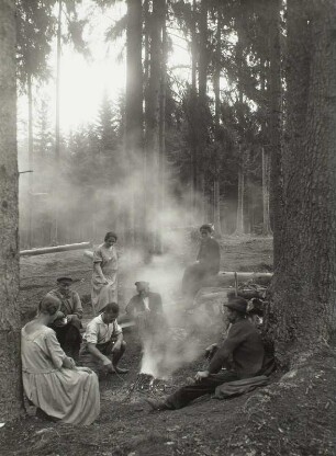 Wandervögel bei Waldarbeitern am Feuer