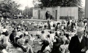 Schul- und Heimatfest in Ostro : Gesellschaftliche Volkskultur - Heimat-, Volksfeste und Ähnliches. Ort: Wotrow / Ostro. Schul- und Heimatfest am 15. Juli 1958.