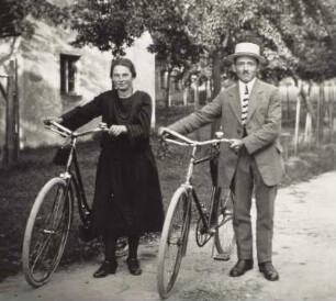 Junges Paar auf einer Fahrradtour, posierend