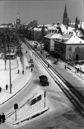Freiburg: Kaiserstraße und Martinstor vom Haus der öffentlichen Ordnung