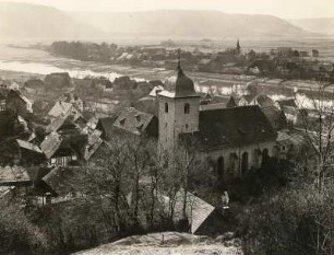 Herstelle, Ortsteil von Beverungen, westlich von Bad Karlshafen. Blick über den Ort mit St. Bartholomäus im Vordergrund auf die Weser und Würgassen, Aufnahme 1934