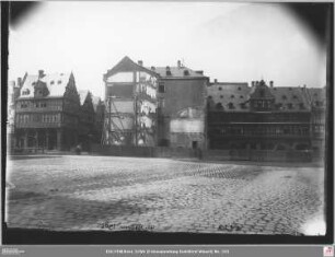 Domplatz nach Westen (nach dem Durchbruch der Domstraße): Höllgasse 13 ("Goldene Waage"), Markt 8, Rebstock 4, Rebstock 2 (angeschnitten)