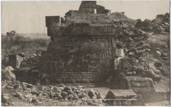 Mur extérieur du temple décoré en relief : "Monumento Descubierto" (d'après Ignacio Marquina : Arqitectura Prehispánica). Façade principale, façade inférieure gauche à côté de l'escalier.