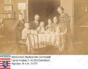 Thiersch, Justus, Dr. med. (1859-1937) / Porträt mit Familie an Tisch sitzend / Gruppenaufnahme v.l.n.r.: Sohn Hans (1894-1914); Sohn Dr. phil. Heinrich (* 1898); Justus Th., Sohn Adolf (* 1903); Tochter Helene (Lenchen) (* 1898); Ehefrau Marie geb. v. Hofmann (1865-1940) und Tochter Cora verh. Muencke (1889-1941)