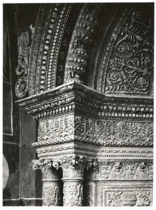 Moskau, Russland. Kreml. Mariä-Verkündigungs-Kathedrale (Blagowestschenski Sobor) (1484-1489), Inneres. Portal des Kernbaus (wohl Alovisio Novo), Kämpfer der linken Laibung