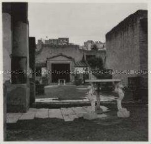 Herculaneum, Casa dei Cervi, Blick vom Triclinium der südlichen Wohnung über den Garten zur nördlichen Wohnung