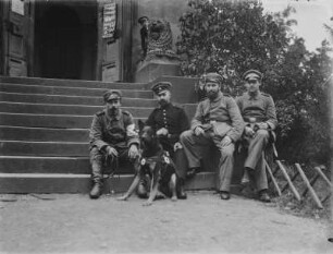 Rudolf Zimmermann mit Soldaten : Rudolf Zimmermann in dunkler Uniform mir drei weiteren Soldaten des Schützen-Füsilier-Regiments „Prinz Georg“ (Königlich Sächsisches) Nr. 108 auf den Treppen des Friedrich-August-Turms auf dem Rochlitzer Berg.