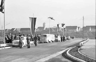 Neuenburg: Eröffnung der Strecke Neuenburg - Märkt; Brücke mit Publikum; Blick auf die Stadt