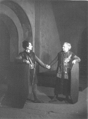 Nibelungen (3. Abteilung). Trauerspiel von Friedrich Hebbel. Staatsschauspiel Dresden, Neueinstudierung 12.03.1929 mit Musik von Arthur Chitz : In Etzels Burg. Bruno Decarli als Hagen und Walther Kottenkamp als Markgraf Rüdiger