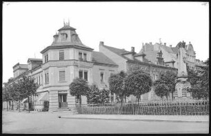 Elsterwerda. Bahnhofstraße und Kriegerdenkmal