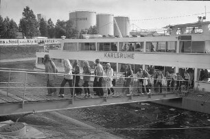Ausflug ausländischer Austauschschüler auf dem Rhein mit dem neuen Fahrgastschiff "Karlsruhe"