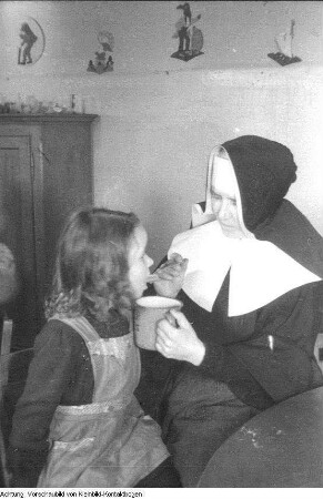 Internationales Rotes Kreuz. Kinderspeisung durchgeführt von Ordensschwestern, 1949
