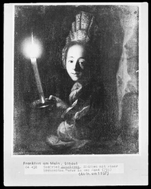 Mädchen mit einer brennenden Kerze in der Hand