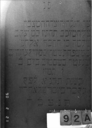 Grabstein 92 (Index: 100116250) Material: Sandstein Zustand: gut Maße HxBxT: 214x85x25 cm Beschreibung: aufgesockelte Stele mit Rundbogenabschluß und eingetieftem Schriftfeld, weiteres Schriftfeld auf der Rückseite: Grabstein 92A