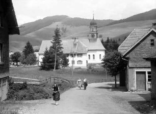 Bernau: Kirche in Bernau Dorf mit Straße im Vordergrund