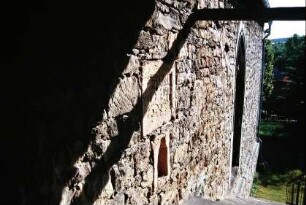 Blick vom Emporenaufgang Südseite auf Mauer mit Inschriftstein und Blendnische