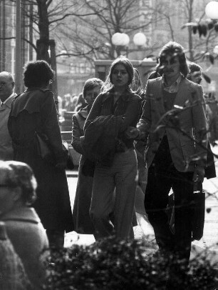 Hamburg-Altstadt. Die Jugend trifft sich am Mönckebergbrunnen, gelegen zwischen Barkhof und U-Bahnstation in der Mönckebergstraße. Der Brunnen wurde 1926 vom Bildhauer Georg Wrba geschaffen