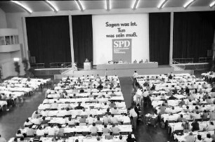 Freiburg: Stadthalle; SPD-Parteitag, Totale, Eppler redet