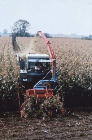 Fotografie: Futtererntetechnik, Scheibenradfeldhäcksler, Feldhäcksler angebaut, Maissilage, Maisvorsatz, Rückfahreinrichtung, Umhängeverfahren