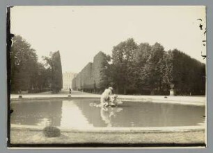 Im Schloßpark zu Schönbrunn : Wien. Schlosspark in Schönbrunn (1705/1706 begonnen, J, Trehet). Nymphenbrunnen und Allee mit beschnittenen Bäumen. Durchblick zum Schloss (1695-1713, J. B. Fischer von Erlach) von Südosten