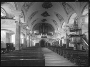 Offenburg Katholische Heilig Kreuz Kirche Innenansicht Langhaus nach Westen
