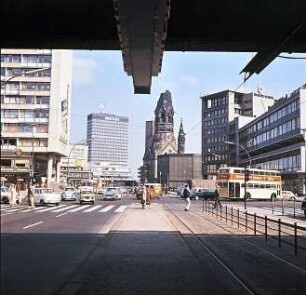 Berlin: Hardenbergstraße vom Bahnhof Zoo auf Gedächtniskirche und Europa-Center