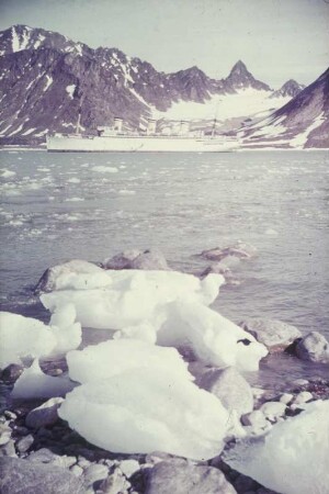Reisefotos Norwegen. Spitzbergen. Magdalenenbucht mit einem Passagierschiff
