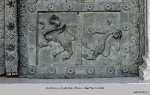 Bronzetür des Westportals : Bronzetür, unten: Löwen und Greifen