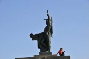 Denkmal für Ingólfur Arnarson in Reykjavik : Islands erstem ständigen Siedler Ingólfur Arnarson ist auf einem Hügel im Zentrum der Hauptstadt Reykjavik dieses Denkmal gesetzt worden. Aufgenommen am 29. Mai 2012