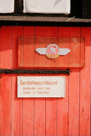 Schild (DDR) am Feuerwehrhaus