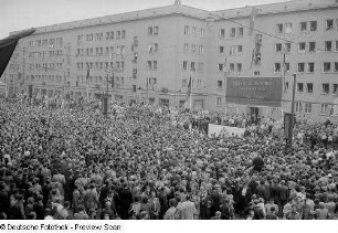 Zuschauer vor der Tribüne auf der Straße der III. Weltfestspiele (heutige Jahnallee)