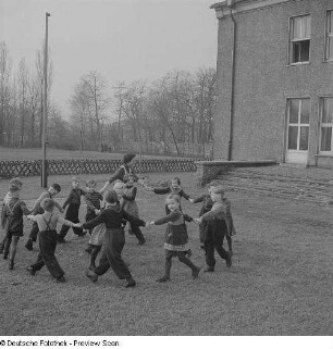 Kindergärtnerin beim Spielen mit den Kindern
