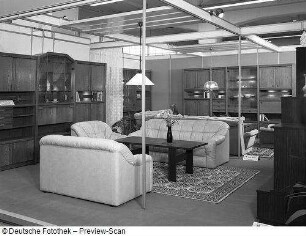 Ausstellungskoje des VEB Möbelkombinat Zeulenroda-Triebes (ZEUTRIE) mit Wohnzimmermöbeln