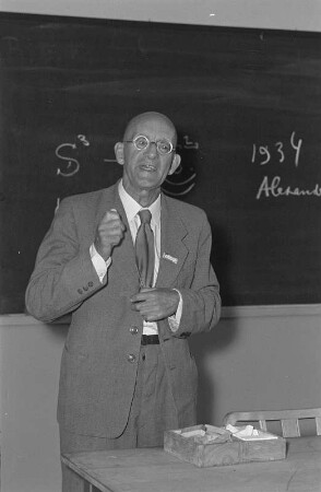 Dresden-Räcknitz, Zellescher Weg 12/14 (Willers-Bau der TH Dresden). Serie "Jahrestagung Deutsche Mathematiker-Vereinigung Dresden 1957". Prof. Dr. Pawel Sergejewitsch Alexandrow beim Vortrag mit Tafelbild