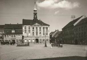 Radeberg, Marktplatz : Marktplatz mit Rathaus und Bronzestandbild König Alberts