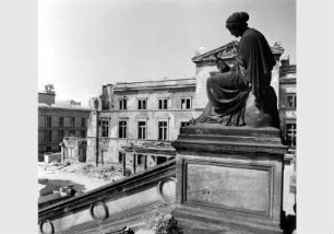 Blick auf die Sandsteinfigur von Karl Adalbert Moser an der Freitreppe der Nationalgalerie vor dem Hintergrund des zum Teil zerstörten Neuen Museums und des Alten Museums