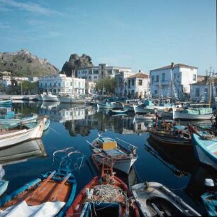 Limnos (antiker Name: Lemnos). Gattelusi-Kastron, Mýrina. Fischerhafen und Gattelusi-Kastron