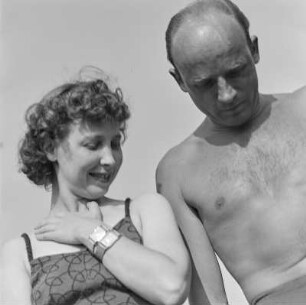 Elisabeth Gremmler und ein befreundeter, oberkörperfreier Mann in Bademode