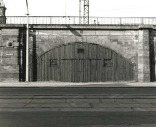 Dresden-Altstadt, Könneritzstraße. Hochgleisanlage (Stadtviadukt) der Eisenbahnstrecke Dresden Hauptbahnhof - Bahnhof Dresden-Neustadt. Bahnbogen 25 (Ostseite)