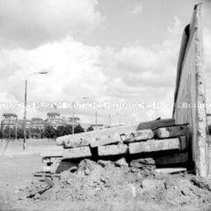 Berliner Mauer mit Reichstag im Hintergrund