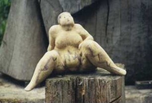 Kleine Frau, bemalt